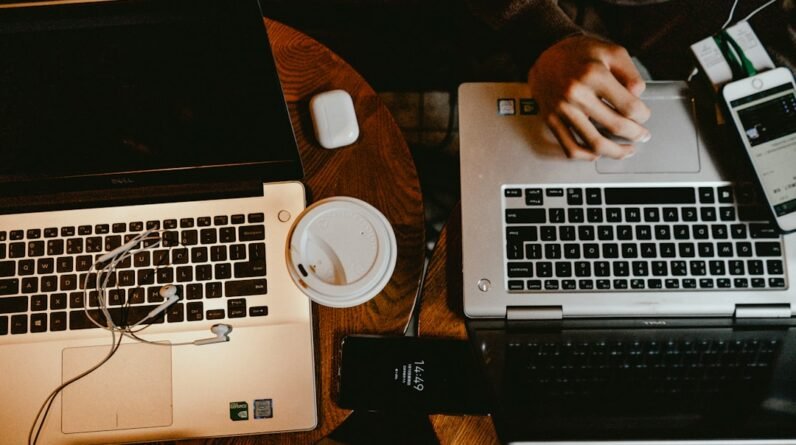 Photo Laptop and coffee