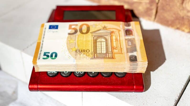 Photo Mobile phone with money icon