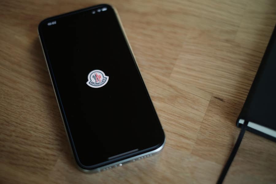 Photo Mobile phone with money icon