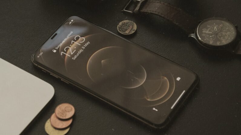Photo Smartphone with money