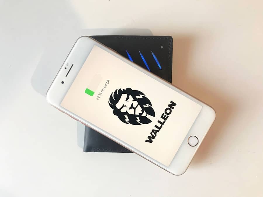 Photo Smartphone with money icon