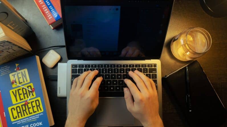 Photo Laptop and books