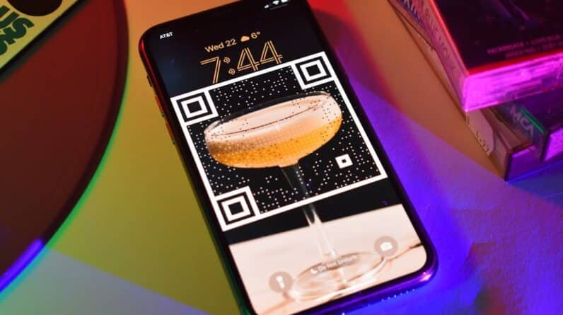 Photo Smartphone with money icon