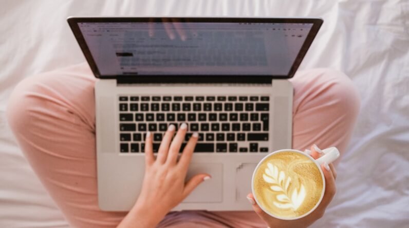 Photo Laptop and coffee