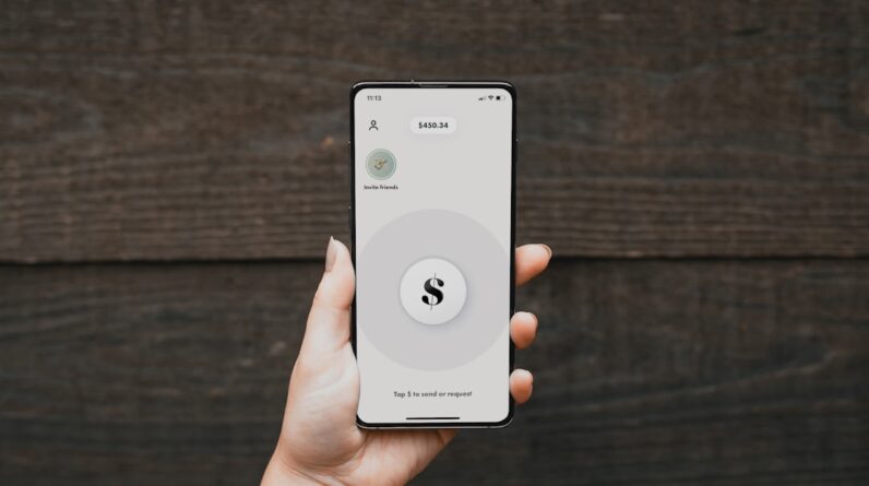 Photo Smartphone with money icon