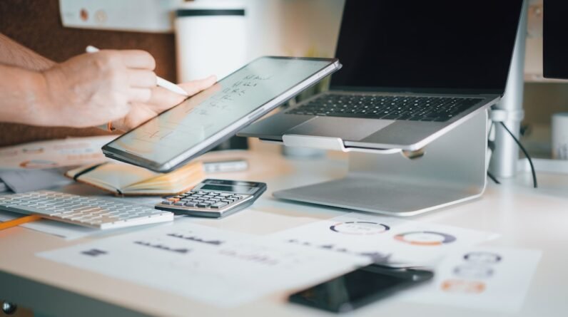 Photo Laptop with money