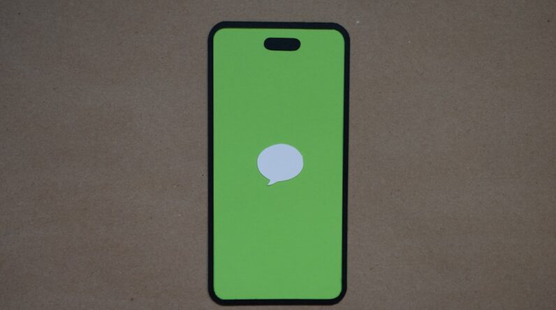 Photo Mobile phone with money icon