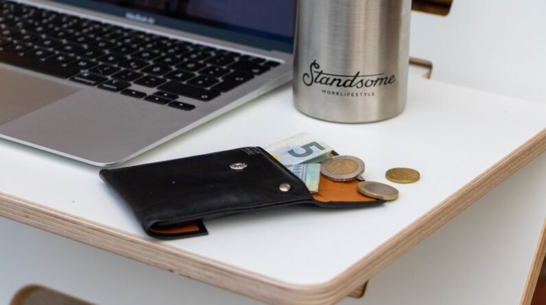 Photo Laptop and money