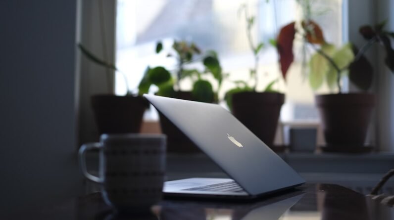 Photo Laptop and coffee